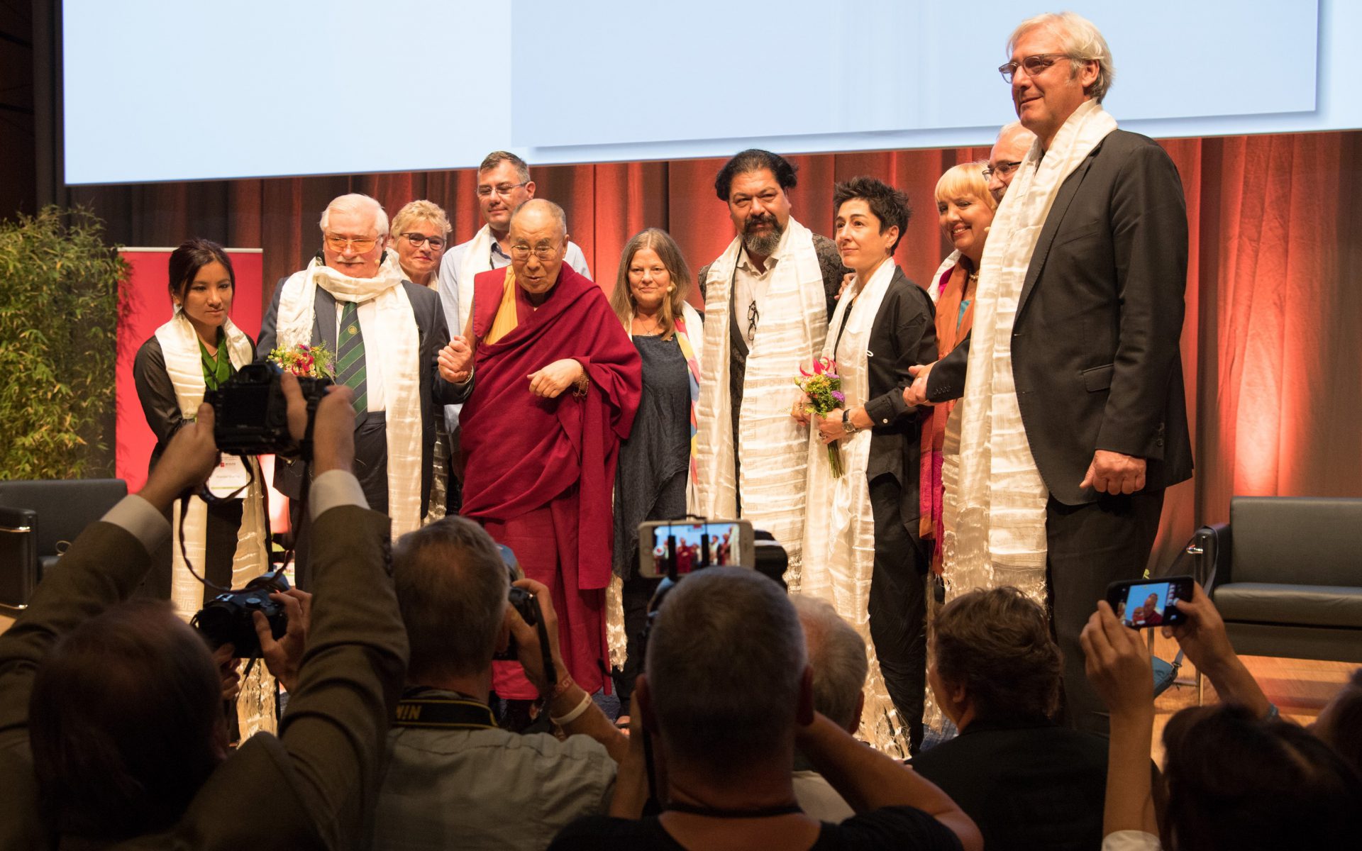 Gruppenfoto auf der Bühne beim internationalen Symposium der Tibet Initiative in Darmstadt