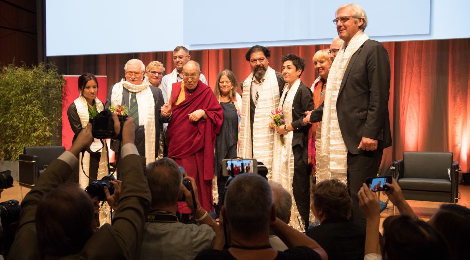 Gruppenfoto auf der Bühne beim internationalen Symposium der Tibet Initiative in Darmstadt